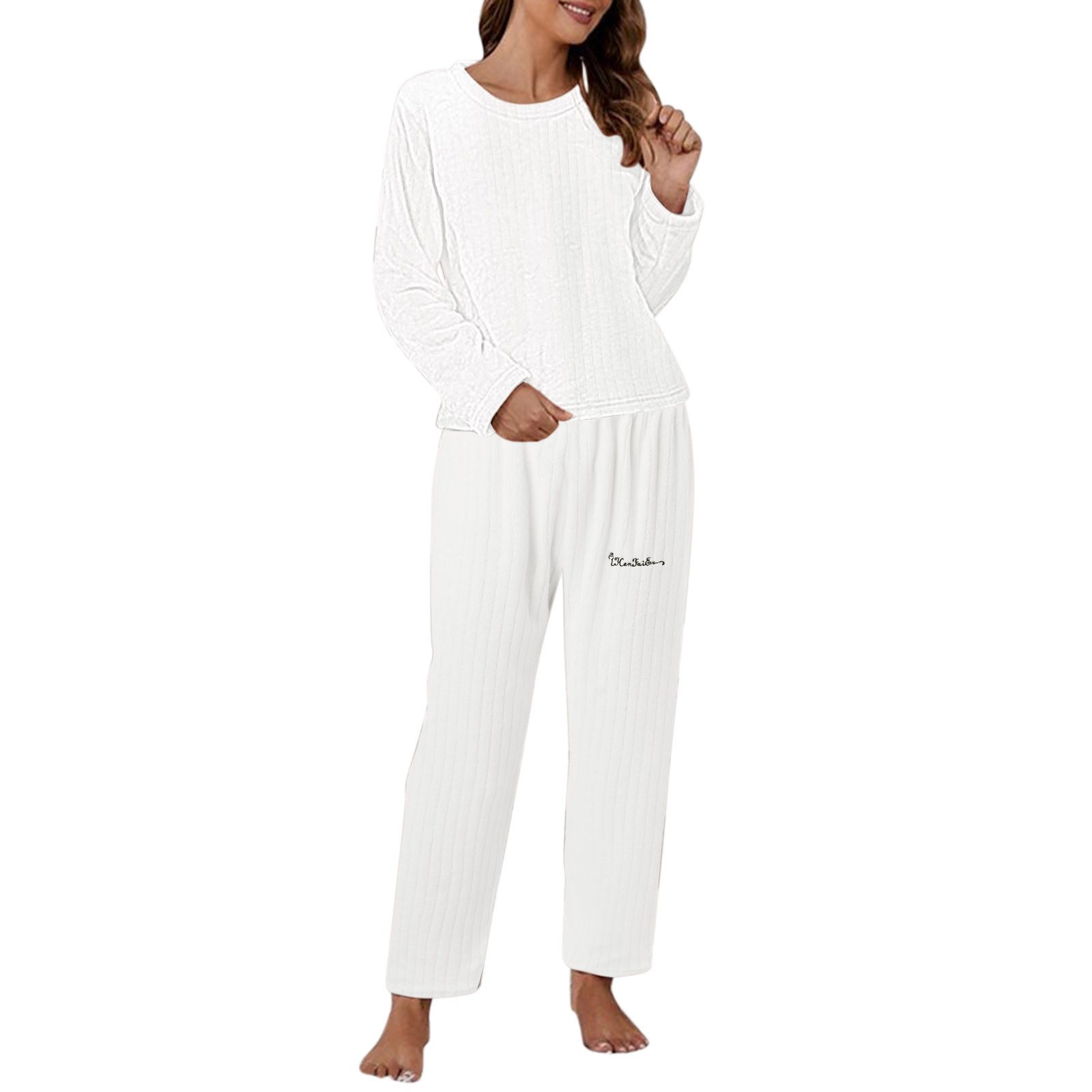 thumbnail image 1 of Conjunto de pijama de felpa coral para mujer: camiseta de manga larga y pantalón, estampado con letras, dos piezas informales., 1 of 7